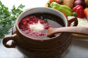 Recept online: Boršč: Tradiční ruská sytá polévka z brambor, zelí, červené řepy ,s kousky hovězího a vepřového masa, podávaná se smetanou