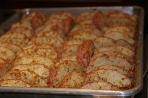 Recept online: Pečené brambory s parmezánem: Brambory dozlatova zapečené s máslem a parmezánem