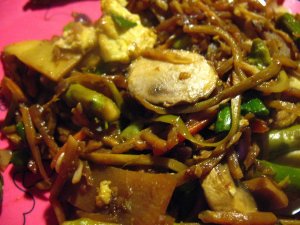 Recept online: Vepřové s houbami a  bambusovými výhonky: Vepřové maso restované s černými houbami, bambusovými výhonky a zeleninou, servírované s pikantní omáčkou